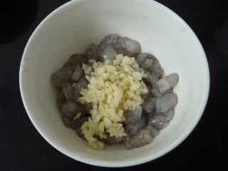 2、蒜茸虾仁炒豌豆,虾仁内加入蒜