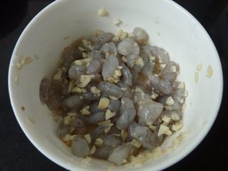3、蒜茸虾仁炒豌豆,下一点的盐拌好