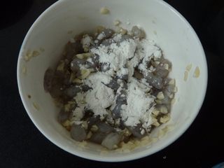 4、蒜茸虾仁炒豌豆,再下点生粉拌过