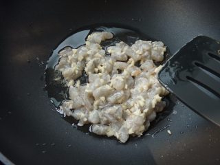 5、蒜茸虾仁炒豌豆,放虾仁在锅内