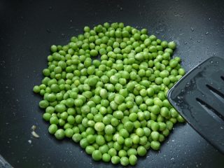 7、蒜茸虾仁炒豌豆,原锅投下豌豆