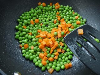 9、蒜茸虾仁炒豌豆,豌豆炒透后加胡萝卜