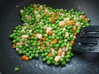 11、蒜茸虾仁炒豌豆,所有材料炒透，关火