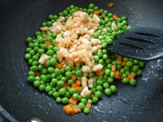 10、蒜茸虾仁炒豌豆,加入熟虾仁