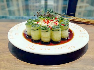 1、凉拌黄瓜卷,开胃凉菜