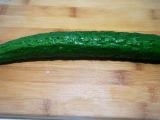 2、凉拌黄瓜卷,准备黄瓜一根，洗干净