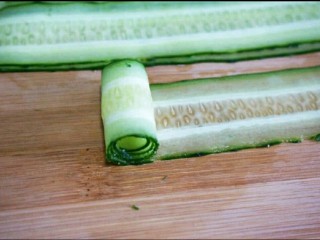 4、凉拌黄瓜卷,然后依次卷起来