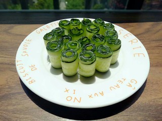 5、凉拌黄瓜卷,卷好的黄瓜摆放在盘中