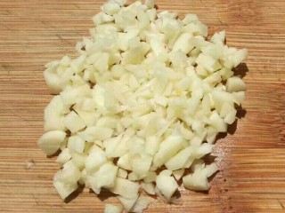 6、凉拌黄瓜卷,蒜切成末