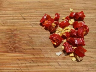 7、凉拌黄瓜卷,干红辣椒切成小段