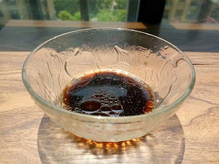 8、凉拌黄瓜卷,将生抽、醋放入小碗中（可根据个人口味适量增减各种调料）