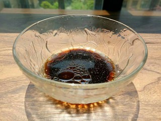 9、凉拌黄瓜卷,加入盐、糖（可根据个人口味适量增减各种调料）