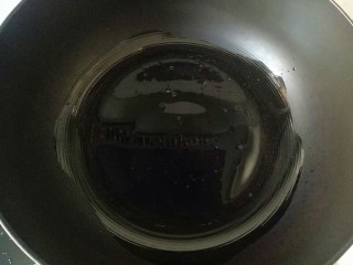 12、凉拌黄瓜卷,锅中倒入适量油烧热