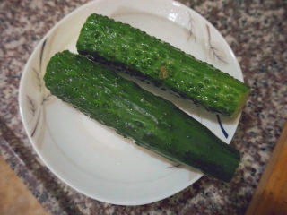 1、黄瓜皮蛋汤,准备1根黄瓜