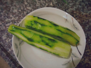 2、黄瓜皮蛋汤,削皮洗干净