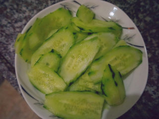 3、黄瓜皮蛋汤,将黄瓜切成薄片