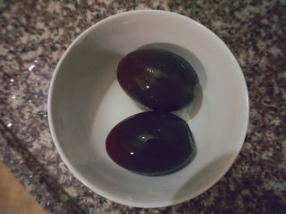 5、黄瓜皮蛋汤,剥皮洗干净