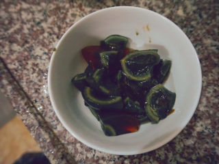 6、黄瓜皮蛋汤,将皮蛋切成小块