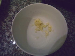 7、黄瓜皮蛋汤,准备少许蒜泥