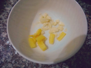 8、黄瓜皮蛋汤,姜段也需要