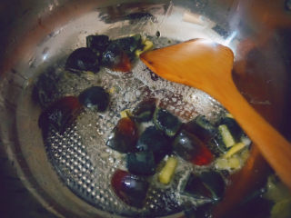 12、黄瓜皮蛋汤,再倒入皮蛋翻炒2-3分钟