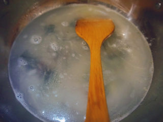 13、黄瓜皮蛋汤,倒入清水后煮