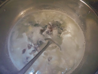 14、黄瓜皮蛋汤,煮开后可将汤表面的白沫去掉