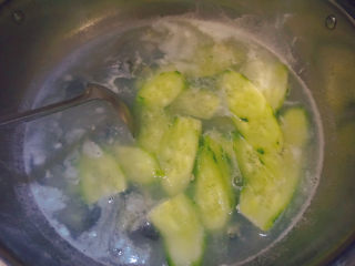 15、黄瓜皮蛋汤,再倒入黄瓜????