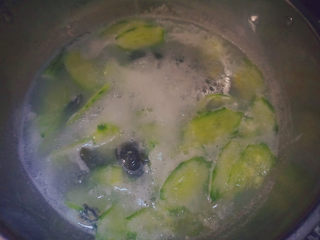 17、黄瓜皮蛋汤,往汤里放入食盐