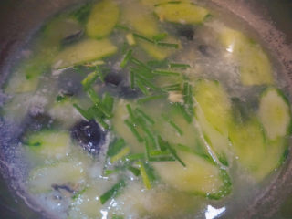 18、黄瓜皮蛋汤,最后撒入葱花即可