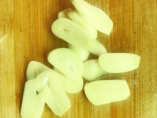 5、莲藕鸡丁,大蒜切片
