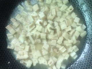 14、莲藕鸡丁,加入清水（喜欢脆一点的少加点水），盖上锅盖焖一下