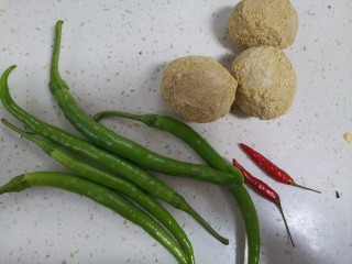 2、尖椒皮蛋,准备食材备用