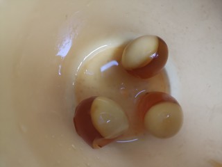 3、尖椒皮蛋,皮蛋剥皮洗干净