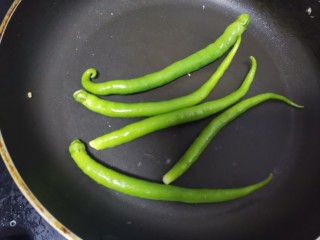 5、尖椒皮蛋,锅烧热，不放油，直接放入尖椒中小火煸炒