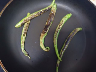 6、尖椒皮蛋,炒至虎皮出来，炒出香味！