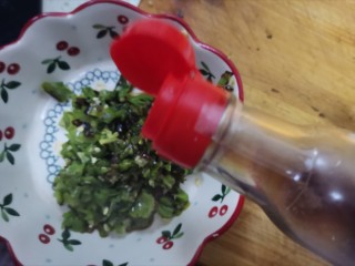 9、尖椒皮蛋,加入少许醋