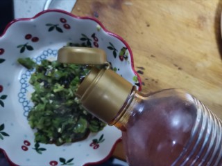 10、尖椒皮蛋,加入少许香油