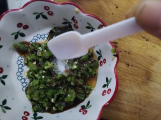 11、尖椒皮蛋,加入适量的盐