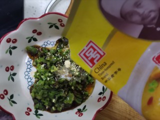 12、尖椒皮蛋,加入适量的鸡精搅拌均匀