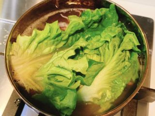 2、白灼生菜,把锅内水煮开，放入生菜、烫熟捞出沥干水