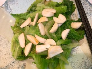 3、白灼生菜,蒜切块，铺在生菜上