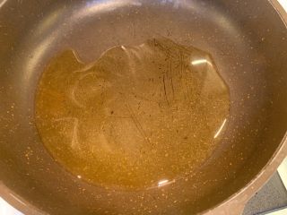 5、白灼生菜,冷锅热油，把油烧到滚烫