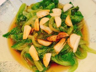 6、白灼生菜,淋上去生菜里，即可出锅