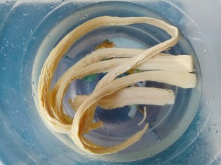 1、凉拌腐竹黄瓜,腐竹提前一晚用冷水泡软