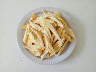 2、凉拌腐竹黄瓜,泡软的腐竹清洗一下，切段备用