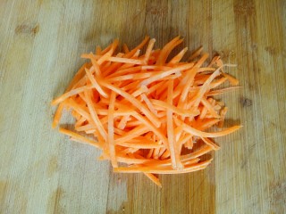 3、凉拌腐竹黄瓜,胡萝卜去皮清洗干净切丝备用