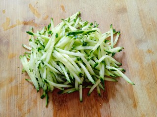 4、凉拌腐竹黄瓜,黄瓜清洗干净切丝备用