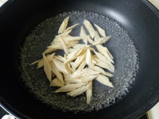 5、凉拌腐竹黄瓜,锅里烧开水放入腐竹焯水捞出