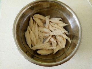 6、凉拌腐竹黄瓜,焯水后的腐竹过凉开水，沥干水份